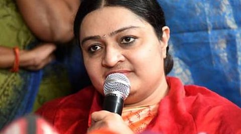 ஜெ. சொத்துகளுக்கு சசிகலா சொந்தம் கொண்டாடும் விவகாரம்; ஒப்பந்த ஆவணங்கள் கேட்டு வழக்கு தொடர்வேன்: ஜெயலலிதாவின் அண்ணன் மகள் தீபா திட்டவட்டம்