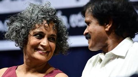 தேசிய மக்கள் தொகை பதிவேடு விவகாரம்- எழுத்தாளர் அருந்ததி ராய் மீது போலீஸில் புகார்