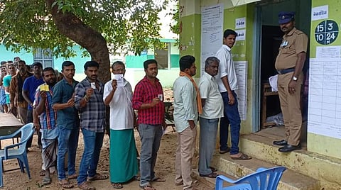 திண்டுக்கல் சாணார்பட்டியில் சின்னம் இல்லாததால் சிக்கல்: வேட்பாளர் சுட்டிக்காட்டிய பின்னர் வாக்குச்சீட்டு மாற்றம்