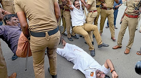சென்னை ராதாகிருஷ்ணன் சாலையில், மறியலில் ஈடுபட்ட பாஜகவினரை குண்டுகட்டாகத் தூக்கி அப்புறப்படுத்திய போலீஸார். படங்கள்: பு.க.பிரவீன்