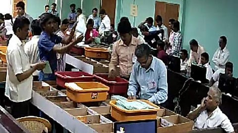 உள்ளாட்சித் தேர்தல்: நள்ளிரவு வரை முடிவுகள் வரலாம்; திமுக, அதிமுக போட்டாபோட்டி