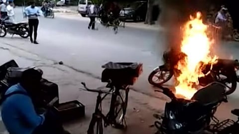 தெற்கு டெல்லியில் ஹெல்மெட் அணியாததற்கு அபராதம் விதிக்கப்பட்டதற்காக 20 வயது இளைஞர் தனது பைக்கை தீவைத்து எரிக்கும் காட்சி.