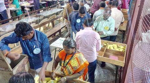 ராஜபாளையத்தில் வாக்கு எண்ணும் மையத்துக்குள் நுழைந்த திமுக எம்.எல்.ஏ.,எம்.பி.: அதிமுகவினர் சாலை மறியல்