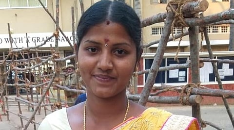 ஒன்றிய கவுன்சிலரான கல்லூரி மாணவி