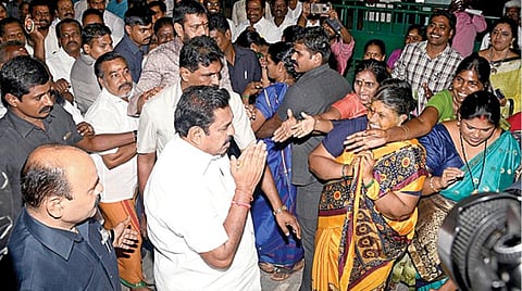 உள்ளாட்சித் தேர்தல் முடிவுகள்: அதிமுக, திமுக தலைவர்கள் ஆலோசனை
