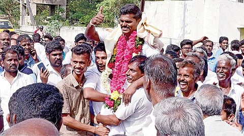 ﻿கோவை மாவட்டம் கள்ளப்பாளையம் ஊராட்சித் தலைவர் பதவிக்கு சுயேச்சையாக போட்டியிட்ட பி.கணேசன், 893 வாக்குகள் பெற்று வெற்றி பெற்றார். சூலூரில் அவரை தூக்கி கொண்டாடும் ஊர் மக்கள்.படம் : ஜெ .மனோகரன்﻿