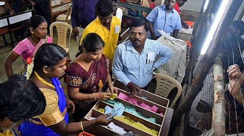 சிவகங்கையில் வாக்கு எண்ணிக்கை நள்ளிரவில் நிறைவு: மாவட்ட கவுன்சிலர் பதவி- திமுக, அதிமுகவுக்கு மக்கள் சமவாய்ப்பு