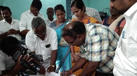 வாக்கு எண்ணும் மையத்தில் வீணா மற்றும் யுவஸ்ரீ.