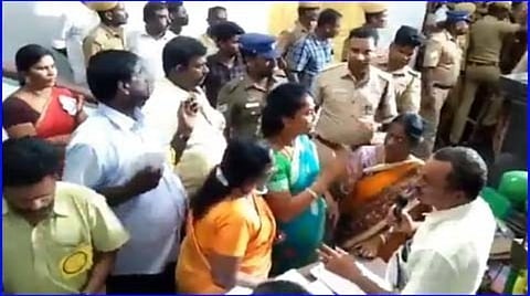 வாக்குவாதத்தில் ஈடுபட்ட தேவி