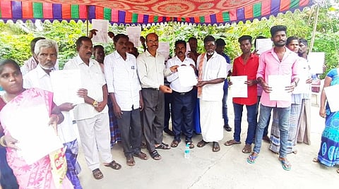 புதுச்சேரி சுதந்திரத்துக்கு பிறகு முதல் முறையாக இருளருக்கு அட்டவணை: சாதி சான்றை வீட்டுக்கே சென்று வழங்கிய அதிகாரிகள்