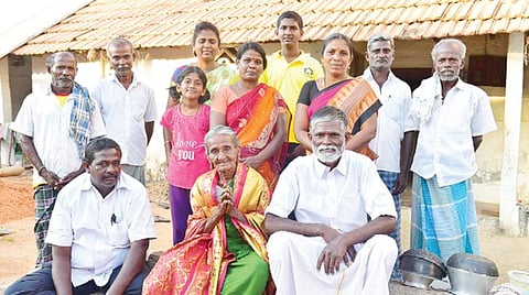 குடும்பத்தினருடன் வீரம்மாள். படம்: எஸ்.கிருஷ்ணமூர்த்தி