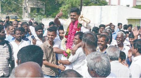 கோவை மாவட்டம் கள்ளப்பாளையம் ஊராட்சித் தலைவர் 
பதவிக்கு சுயேச்சையாக போட்டியிட்ட பி.கணேசன், 893 வாக்குகள் பெற்று பெற்றி பெற்றார். சூலூரில் அவரை தூக்கிக் கொண்டாடும் ஊர் மக்கள்.
 (கோப்புப் படம்)