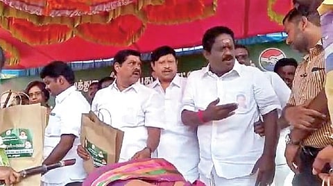 புதுக்கோட்டையில் நேற்று அமைச்சர் சி.விஜயபாஸ்கர் பங்கேற்ற அரசு விழாவில்  மாவட்ட வழங்கல் அலுவலரை ஒருமையில் பேசிய எம்எல்ஏ ஆறுமுகம், அதிமுக நகர செயலாளர் பாஸ்கர்.