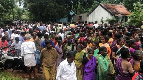 கடலூர் அருகே குமளங்குளத்தில் ஊராட்சி மன்றத் தலைவர் பதவியேற்க கிராம மக்கள் எதிர்ப்பு