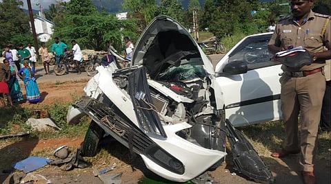 திண்டுக்கல் மாவட்ட கொடைரோடு அருகே மூன்று பேர் உயிரிழந்த விபத்தில் சேதமடைந்த கார்.