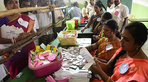 ஊரக உள்ளாட்சித் தேர்தலில் கட்சிகள் பெற்ற இடங்கள்: மாநில தேர்தல் ஆணையம் அதிகாரப்பூர்வ அறிவிப்பு