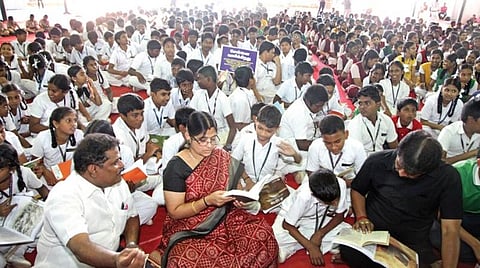 பபாசி சார்பில் சென்னை புத்தக கண்காட்சி நடைபெற இருப்பதை முன்னிட்டு, நந்தனம் ஒய்எம்சிஏ திடலில் நடைபெற்ற 'சென்னை வாசிக்கிறது' நிகழ்ச்சியில் மாணவர்களிடம் கலந்துரையாடுகிறார்  சென்னை மாவட்ட ஆட்சியர் ஆர்.சீத்தாலட்சுமி.