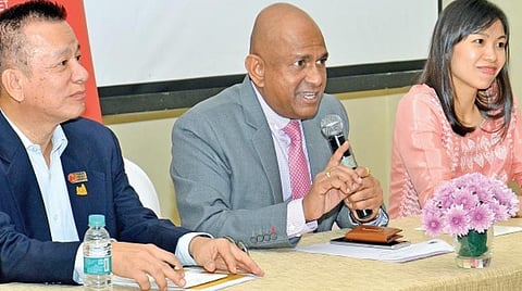 ‘சிங்கப்பூர் 2020’ சுற்றுலா திட்டங்கள் குறித்து சிங்கப்பூர் பயணத் துறை வாரியத்தின் இந்திய மற்றும் மத்திய கிழக்கு, தெற்காசிய பகுதிகளுக்கான மண்டல இயக்குநர் ஜி.பி.தர், தலைமை நிதி அதிகாரி சின் சாக்ஹின், இந்திய, தெற்காசிய பகுதி இயக்குநர் லிம் சி பிங் ஆகியோர் விளக்கம் அளித்தனர். படம்: க.ஸ்ரீபரத்