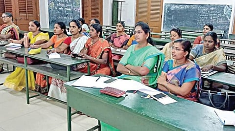 கோவையில் நடைபெற்ற பணியிடைப் பயிற்சியில் கலந்து கொண்ட சிறப்பு ஆசிரியர்கள்.படம்: த.சத்தியசீலன்