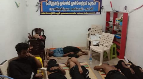 மதங்களைக் கடந்து மலர்ந்த மனிதநேயம்: விபத்தில் சிக்கி நடுவழியில் தவித்த ஐயப்ப பக்தர்களுக்கு உணவு, தங்கும் வசதி செய்த முஸ்லிம்கள்
