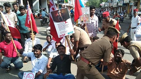 மறியலில் ஈடுபட்டவர்களை அப்புறப்படுத்தும் போலீஸார்