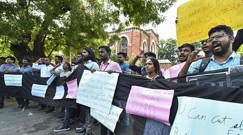 ஜேஎன்யு மாணவர்கள் தாக்கப்பட்டதை கண்டித்து சென்னை பல்கலைகழக மாணவர்கள் போராட்டம்