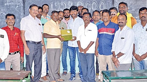திருப்பூர் நஞ்சப்பா மாநகராட்சி பள்ளியின் தலைமை ஆசிரியர் பழனிசாமியிடம்  பள்ளிக்கான உதவிகளை வழங்கிய முன்னாள் மாணவர்கள்.