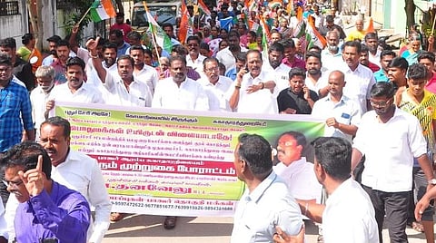 முதல்வர் நாராயணசாமிக்கு எதிராக ஆளுங்கட்சி எம்எல்ஏ போராட்டம், படம்: எம்.சாம்ராஜ்