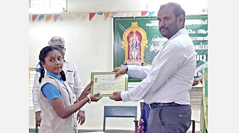 பழநியில் நடந்த பாவை விழா போட்டியில் வெற்றி பெற்ற மாணவர்களுக்கு சான்றிதழ்கள் வழங்கினார் கோயில் இணை ஆணையர் ஜெயச்சந்திரபானு ரெட்டி.