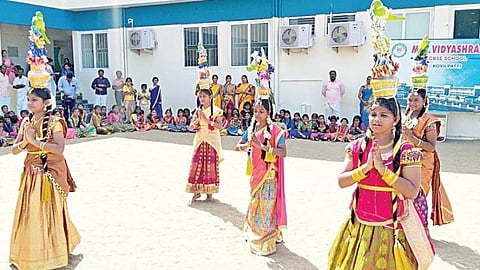 கோவில்பட்டி எம்.எம். வித்யாஷ்ரம் பள்ளியில் நடந்த சமத்துவப் பொங்கல் விழாவில் கரகாட்டம் ஆடிய மாணவிகள். (அடுத்த படம்) மாணவர்களின் ஒயிலாட்டம்.