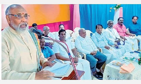 வேலூர் ஊரீசு கல்லூரியில் நடந்த தமிழர் திருநாள் விழாவில் பேசுகிறார் இலங்கை வடக்கு மாகாண முன்னாள் முதல்வர் க.வி.விக்னேஷ்வரன். உடன் விஐடி வேந்தர் கோ.விசுவநாதன் உள்ளிட்டோர். படம்: வி.எம்.மணிநாதன்