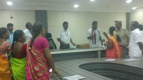 மறைமுகத் தேர்தலை நடத்தவிடாமல் அதிமுகவினர் ரகளையில் ஈடுபட்டதால் பரபரப்பு