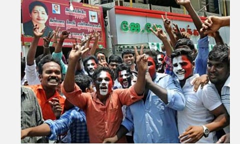 மாவட்ட ஊராட்சி மற்றும் ஒன்றியத் தலைவர் பதவிகளுக்கு மறைமுகத் தேர்தல்; அதிக இடங்களை வென்றது அதிமுக: புதுக்கோட்டை மாவட்டத்தில் திமுகவுக்கு அதிர்ச்சி தோல்வி- மதுரையில் அதிமுக கவுன்சிலர் தீக்குளிக்க முயற்சி