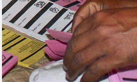 கொள்ளிடத்தில் வெற்றி பெற்ற திமுக பிரமுகரின் வாக்குச்சீட்டை விழுங்கிய பாமக கவுன்சிலர்