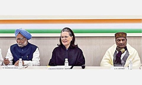 டெல்லியில் நடைபெற்ற காங்கிரஸ் காரிய கமிட்டி கூட்டத்தில் கட்சித்தலைவர் சோனியா காந்தி, முன்னாள் பிரதமர் மன்மோகன் சிங் உள்ளிட்டோர் பங்கேற்றனர். படம்: பிடிஐ