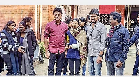 டெல்லியில் உள்ள ஜவஹர்லால் நேரு பல்கலைக்கழக மாணவர் சங்க தலைவி ஐஷே கோஷ் உள்ளிட்டோரை நேற்று சந்தித்த திமுக இளைஞர் அணி செயலாளர் உதயநிதி ஸ்டாலின். படம்: பிடிஐ