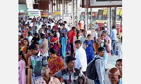 பேருந்துகள், ரயில்களில் அலைமோதும் மக்கள் கூட்டம்: இன்று 1,300 ‘பொங்கல் சிறப்பு பேருந்துகள்’ இயக்கம்