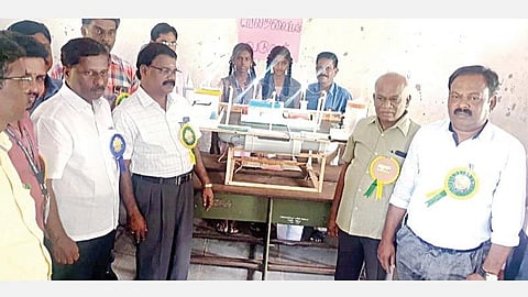 திருவாரூர் அருகே புலிவலம் அரசு மேல்நிலைப் பள்ளியில் நடைபெற்ற புத்தாக்க அறிவியல் கண்காட்சியில் இடம்பெற்ற மாணவர்களின் அறிவியல் படைப்புகளை பார்வையிடும் மாவட்ட முதன்மைக் கல்வி அலுவலர் ஆ.தியாகராஜன் மற்றும் அதிகாரிகள்.