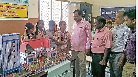 பெரம்பலூர் மாவட்ட அளவிலான அறிவியல் படைப்புகள் மற்றும் கண்காட்சியை நேற்று தொடங்கி வைத்துப் பார்வையிடுகிறார் மாவட்ட முதன்மைக் கல்வி அதிகாரி மதிவாணன்.