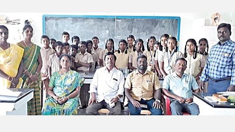நாகை மாவட்டம் திட்டச்சேரி அரசு உயர்நிலைப் பள்ளியில் புதன்கிழமை நடைபெற்ற பள்ளி பரிமாற்ற நிகழ்ச்சியில் கலந்து கொண்ட மருங்கூர் அரசு உயர்நிலைப் பள்ளி மாணவர்கள்.