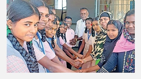 பள்ளி பரிமாற்ற திட்டத்தில் நகர்ப்புற பள்ளியை பார்வையிட்ட கிராமப்புற பள்ளி மாணவர்கள்