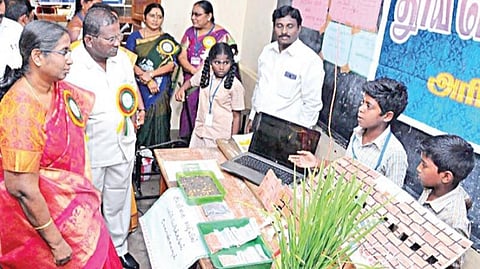 அரியலூரில் மாவட்ட அளவிலான புத்தாக்க அறிவியல் கண்காட்சி

அரியலூர்

அரியலூரில் நடந்த மாவட்ட அளவிலான புத்தாக்க அறிவியல் ஆய்வு விருதுக்கான அறிவியல் கண்காட்சியில், சூரிய சக்தியில் இயங்கும் குளிர்சாதன பெட்டி, கரும்புத் தோகையை உரிக்கும் விவசாய இயந்திரம் உள்பட 55  அறிவியல் படைப்புகள் காட்சிக்கு வைக்கப்பட்டன. மத்திய அரசின் அறிவியல் தொழில்
நுட்பத் துறை, தமிழ்நாடு அறிவியல் தொழில்நுட்ப மையம் ஆகியவற்றின் சார்பில், பள்ளி மாணவர்களுக்கு புத்தாக்க அறிவியல் ஆய்வு விரு
துக்கான அறிவியல் கண்காட்சி ஆண்டுதோறும் நடத்தப்பட்டு வருகிறது.

அந்த வகையில், நடப்பு ஆண்டு அரியலூர் மாவட்டத்தில், புத்தாக்க அறிவியல் ஆய்வு விருதுக்கான மாவட்ட அளவிலான அறிவியல் கண்காட்சி வெள்ளிக்கிழமை நடைபெற்றது. அரியலூர் நிர்மலா பெண்கள் மேல்நிலைப் பள்ளி வளாகத்தில் நடை பெற்ற அறிவியல் கண்காட்சியை மாவட்ட ஆட்சியர் த.ரத்னா தொடங்கி வைத்து மாணவர்களின் அறிவியல் படைப்புகளை பார்வையிட்டார். 

நிகழ்ச்சிக்கு மாவட்ட முதன்மைக் கல்வி அலுவலர் சி.முத்து கிருஷ்ணன், மாவட்ட கல்வி அலுவலர்கள் அம்பிகாபதி (அரியலூர்), சுந்தர்ராஜூ (செந்துறை), பாலசுப்பிர மணியன் (உடையார்பாளையம்), பள்ளித் துணை ஆய்வாளர் ஆர்.பழனி சாமி மற்றும் முதன்மைக் கல்வி அலுவலரின் நேர்முக உதவியாளர்கள், தலைமை ஆசிரியர்கள் உள்ளிட்டோர் முன்னிலை வகித்தனர்.

இந்தக் கண்காட்சியில், ஏற்கெனவே மத்திய அரசின் அறிவியல் தொழில்நுட்ப மையத்தால் தேர்வு செய்யப்பட்ட, 36 பள்ளிகளிலிருந்து 55 மாணவ, மாணவிகள்  பங்கேற்றனர். அவர்களுக்கு, செலவினத் தொகையாக அரசு சார்பில் தலா ரூ.10 ஆயிரம் வழங்கப்பட்டது. 55 வகை அறிவியல் படைப்புகள் கண்காட்சியில், மாற்று மின் சக்தியாக சூரிய சக்தி மூலம் இயங்கும் குளிர்சாதனப் பெட்டி, கரும்புத்தோகையை உரிக்கும் விவசாய இயந்திரம், மின்னணு சாதனத்தின் மூலம் போக்குவரத்தை முறைப்படுத்துதல், சுனாமி பேரலையை தடுக்கும் தொழில்நுட்பம், இயற்கை முறையில் கழிவு நீரை சுத்திகரித்தல் உள்ளிட்ட 55 வகையான அறிவியல் கண்டுபிடிப்புகளை மாணவர்கள் காட்சிக்கு வைத்திருந்தனர்.
