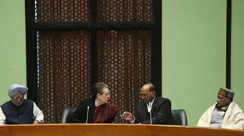 எதிர்க்கட்சிகள் கூட்டத்தில் திமுக, சிவசேனா, திரிணமூல் பங்கேற்கவில்லை: சிஏஏ, என்ஆர்சி விவகாரத்தில் பொதுமக்களை திசை திருப்புகின்றனர்- பிரதமர் மோடி, அமைச்சர் அமித் ஷா மீது சோனியா குற்றச்சாட்டு