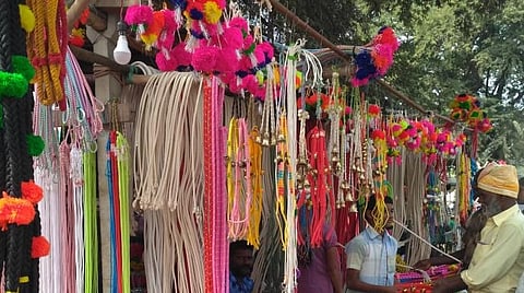 விற்பனைக்கு வைக்கப்பட்டுள்ள விதவிதமான கயிறுகள், சலங்கைகள் உள்ளிட்டவை