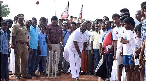 திருமங்கலத்தில் களைகட்டிய இளைஞர் விளையாட்டுப் போட்டி: அமைச்சர் பவுலிங்; ஆட்சியர் பேட்டிங்- உற்சாகப்படுத்தி ரசித்த மக்கள்
