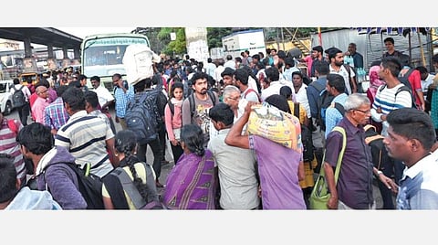 பொங்கல் பண்டிகைக்கு வெளியூர் செல்ல தாம்பரம் ரயில் நிலைய வளாகத்தில் காத்திருந்த பயணிகள். படம்: எம்.முத்துகணேஷ்