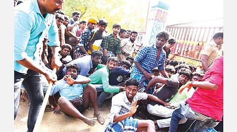 அவனியாபுரத்தில் உடல் தகுதித் தேர்வில் பங்கேற்க வந்த வீரர்களை லத்தியால் மிரட்டும் போலீஸார்.