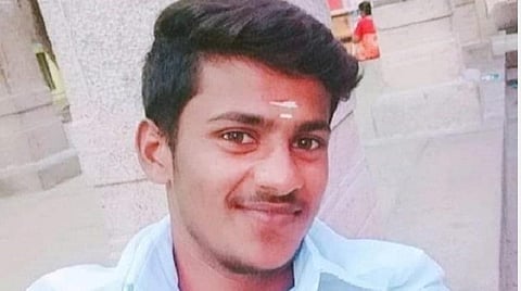 விபத்தில் மூளைச் சாவு அடைந்த பரமக்குடி வாலிபரின் உடல் உறுப்புகள் தானம்: மகனின் விருப்பத்தை நிறைவேற்றியதாக பெற்றோர் உருக்கம்