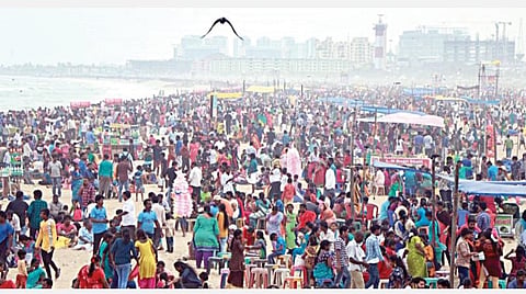 குழந்தைகள், பெரியவர்கள், இளைஞர்கள், இளம்பெண்கள் என மெரினா கடற்கரையை நிறைத்த மக்கள் வெள்ளம்.