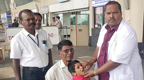 வெளிநாட்டில் இருந்து வந்த குழந்தைகளுக்கு போலியோ சொட்டு மருந்து:மதுரை விமான நிலையத்தில் ஏற்பாடு